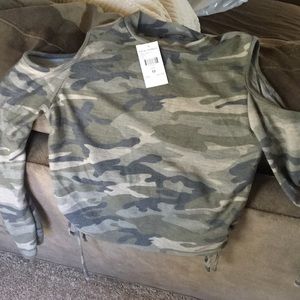 Camouflage cold-shoulder crop top